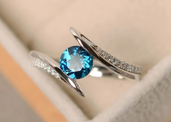 Jambe de fantaisie Diamond Engagement Ring bleu, anneau d'or blanc d'ODM 14K d'OEM