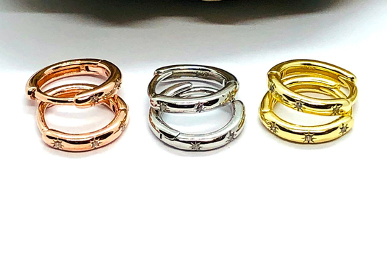 étoile du nord de boucles d'oreille d'or du cercle 9K de 8.4mm gravée avec le diamant de Moissanite