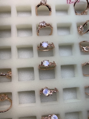 coupe de rond de fleur de feuille de 14K Rose Gold Moonstone Wedding Rings