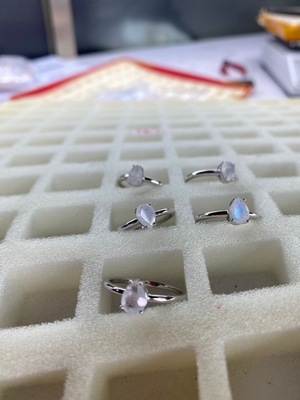 La poire a coupé l'anneau savoureux de Moonstone, 14K Rose Gold Simple Moonstone Ring