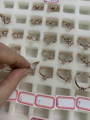La poire a coupé l'anneau savoureux de Moonstone, 14K Rose Gold Simple Moonstone Ring