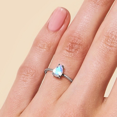 La poire a coupé l'anneau savoureux de Moonstone, 14K Rose Gold Simple Moonstone Ring