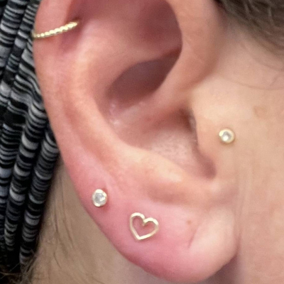 les bijoux perçants d'oreille du coeur 14K décrits par or ont fileté le goujon arrière plat