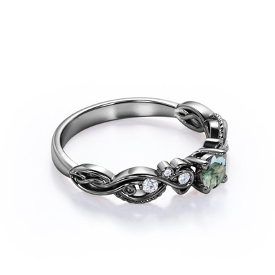 Le solide coupé brillant a finement veiné Moss Green Agate et la bague de fiançailles en filigrane de style victorien de Moisssanite