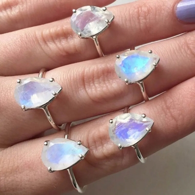 Anneau à la mode pour la délicatesse de pierres gemmes de forme de Sterling Silver Moonstone Ring Heart des femmes 925 s'assortissant empilant l'anneau