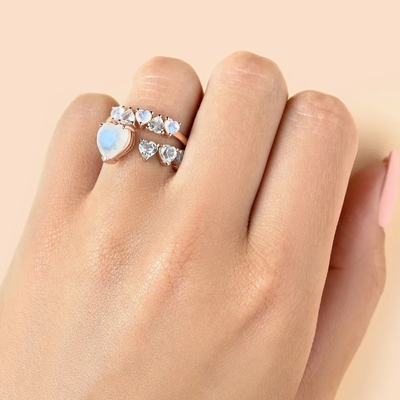 Anneau à la mode pour la délicatesse de pierres gemmes de forme de Sterling Silver Moonstone Ring Heart des femmes 925 s'assortissant empilant l'anneau