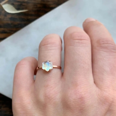 Anneau naturel de Moonstone d'arc-en-ciel Moonstone de délicatesse véritable de bijoux de Rose Gold Hexagon Shaped Wedding