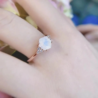 Anneau naturel de Moonstone d'arc-en-ciel Moonstone de délicatesse véritable de bijoux de Rose Gold Hexagon Shaped Wedding