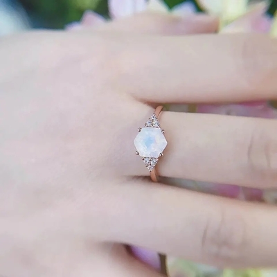 Anneau naturel de Moonstone d'arc-en-ciel Moonstone de délicatesse véritable de bijoux de Rose Gold Hexagon Shaped Wedding
