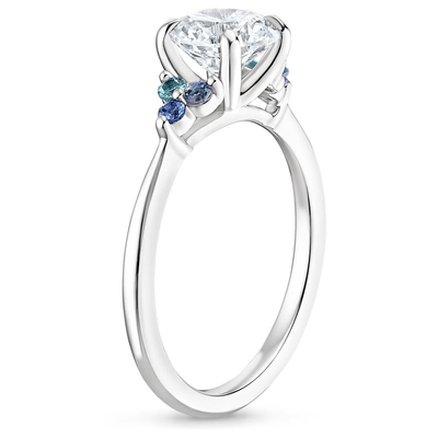 Sapphire Capella Three Stone Lab créée par laboratoire CZ Ring Set avec le saphir créé par laboratoire ovale bleu de 9x7mm
