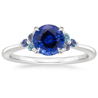 Sapphire Capella Three Stone Lab créée par laboratoire CZ Ring Set avec le saphir créé par laboratoire ovale bleu de 9x7mm