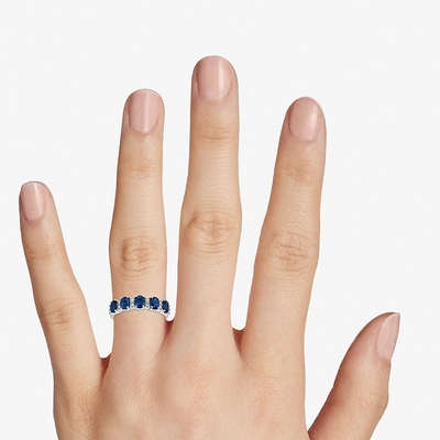 Le laboratoire ovale bleu a créé le saphir et la Cinq-pierre Ring With Silver de la CZ