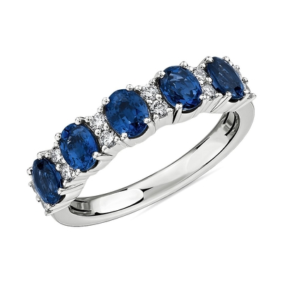 Le laboratoire ovale bleu a créé le saphir et la Cinq-pierre Ring With Silver de la CZ