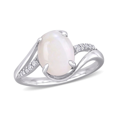 Opale ovale et 1/15 CT. Anneau de jambe de fente de passage de T.W. CZBy en Sterling Silver