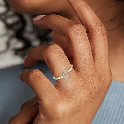 Avec la bague de fiançailles sensible de diamant de barre fendue de Pavé de l'or 9k jaune