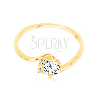 anneau d'or 9K, Zircon de coupe de coeur dans la couleur claire saisi entre Bent Ends Of Shoulders, bâti décoré