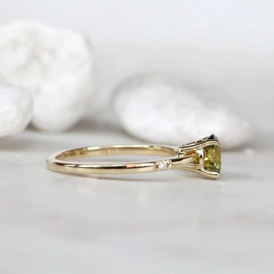 Les bijoux savoureux sensibles CZ de femmes accentuent l'anneau de promesse d'engagement plaqué par or vert rond du saphir S925