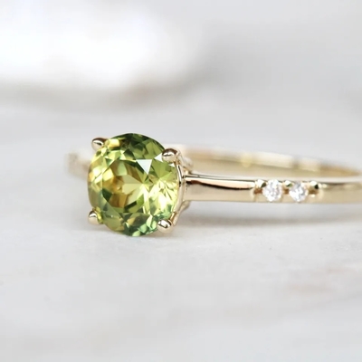 Le laboratoire d'anneaux de mariage de coupe de rond de bijoux de halo a créé Emerald Engagement Ring vert