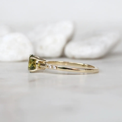 Les bijoux savoureux sensibles CZ de femmes accentuent l'anneau de promesse d'engagement plaqué par or vert rond du saphir S925