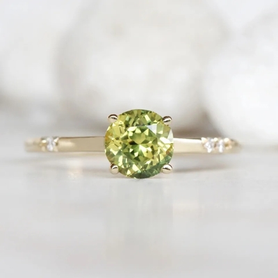 Les bijoux savoureux sensibles CZ de femmes accentuent l'anneau de promesse d'engagement plaqué par or vert rond du saphir S925