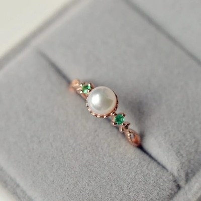 Vert d'eau douce naturel plaqué Emerald Vintage Engagement Ring In Sterling Silver de perle de coupe ronde