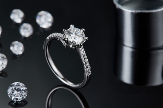 1.30CT les femmes blanches d'engagement de Moissanite et de Sapphire Platineve Diamonds Jewelry sonnent