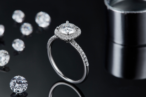 La place a coupé l'or nuptiale de diamant de place de Moissanite de femmes avec l'anneau l'épousant romantique argenté
