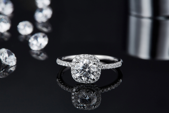 La place a coupé l'or nuptiale de diamant de place de Moissanite de femmes avec l'anneau l'épousant romantique argenté