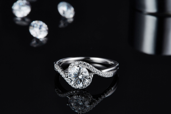 Bague de fiançailles de établissement lumineuse simple de mariage de torsion de ruban de Moissanite de coupe de rond d'infini de femmes de l'arrivée S925