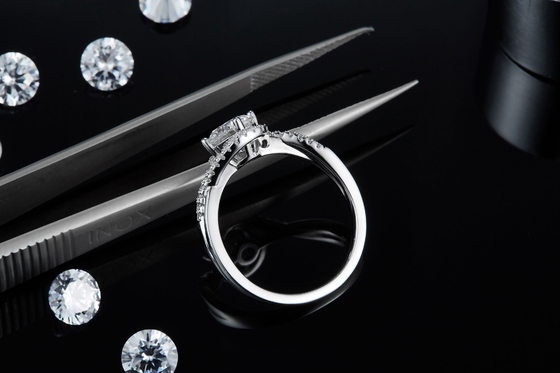 Bague de fiançailles de établissement lumineuse simple de mariage de torsion de ruban de Moissanite de coupe de rond d'infini de femmes de l'arrivée S925