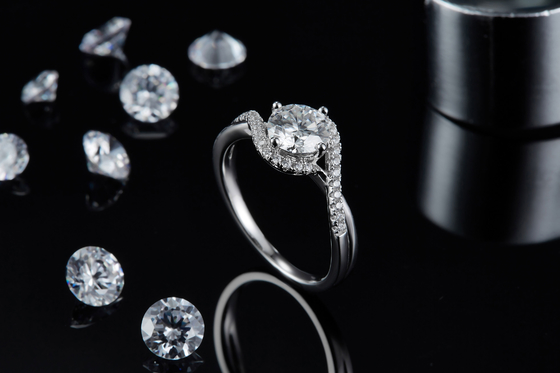 Bague de fiançailles de établissement lumineuse simple de mariage de torsion de ruban de Moissanite de coupe de rond d'infini de femmes de l'arrivée S925
