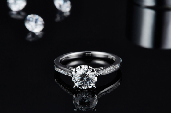 Anneaux faits sur commande minimalistes de Diamond Moissanite Engagement Rings Promise pour des femmes