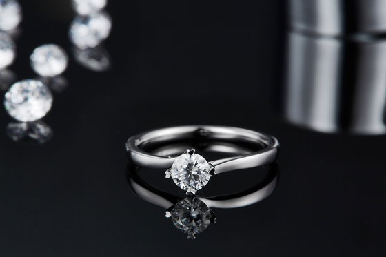 le minimaliste de bijoux de l'or 9K conçoit l'anneau argenté de Moissanite 925