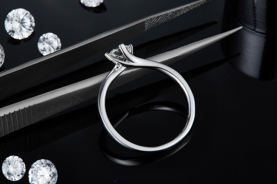 le minimaliste de bijoux de l'or 9K conçoit l'anneau argenté de Moissanite 925