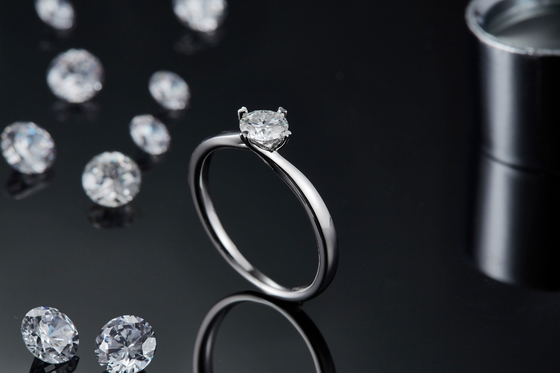 le minimaliste de bijoux de l'or 9K conçoit l'anneau argenté de Moissanite 925