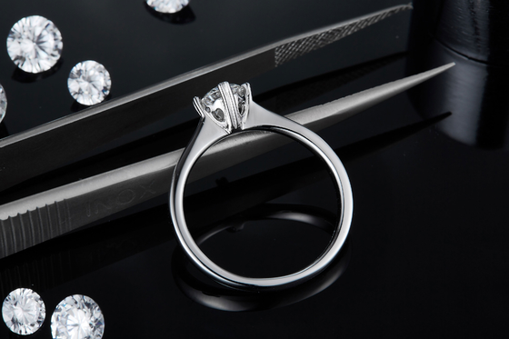 9K avec Madame minimaliste Ring de mosaïque de bijoux argentés de Moissanite