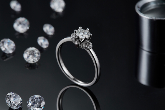 Bijoux plaqués uniques de femmes de Ring Custom Moissanite Ring Engagement d'or blanc de style de fleur