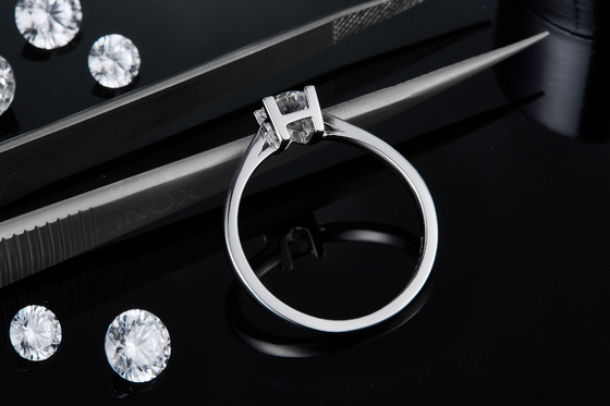 Anneaux de établissement est-ouest uniques de Ring Anniversary CZ d'engagement d'Emerald Cut Moissanite Modern Wedding des femmes S925