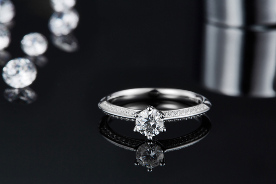 Les femmes blanches d'engagement de Moissanite et de Sapphire Platineve Diamonds Jewelry sonnent