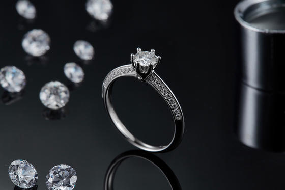 Les femmes blanches d'engagement de Moissanite et de Sapphire Platineve Diamonds Jewelry sonnent