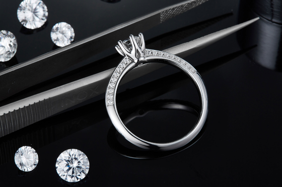 Les femmes blanches d'engagement de Moissanite et de Sapphire Platineve Diamonds Jewelry sonnent