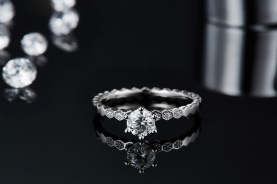 La conception l'engagement blanc de Moissanite de 1.16CTW Wavilion et de Sapphire Platineve Diamonds Jewelry pour des femmes sonnent
