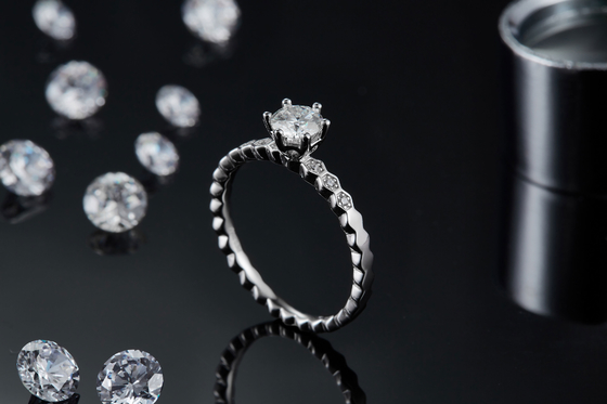 La conception l'engagement blanc de Moissanite de 1.16CTW Wavilion et de Sapphire Platineve Diamonds Jewelry pour des femmes sonnent