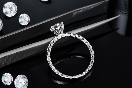 La conception l'engagement blanc de Moissanite de 1.16CTW Wavilion et de Sapphire Platineve Diamonds Jewelry pour des femmes sonnent