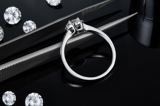Anneau argenté de femmes de la coupe 9k Moissanite 925 ronds en pierre principaux de modèle