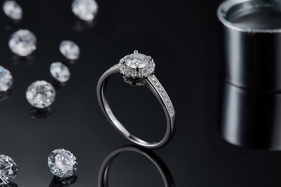 Anneau argenté de femmes de la coupe 9k Moissanite 925 ronds en pierre principaux de modèle