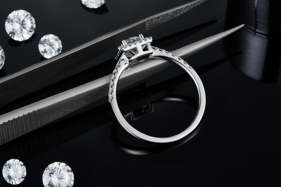 Les diamants carrés faits sur commande de Moissanite de conception de splendeur blanche pavent l'engagement pour des femmes sonnent
