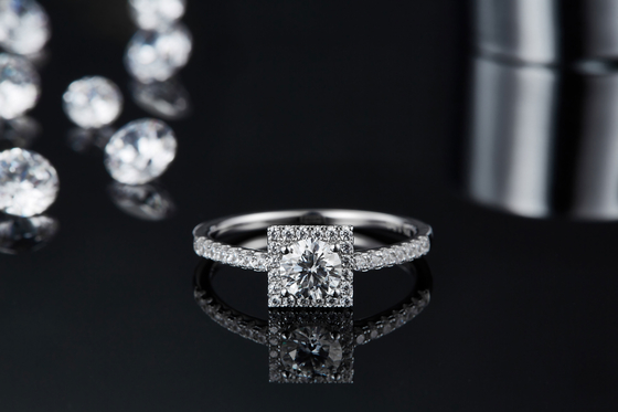 Les diamants carrés faits sur commande de Moissanite de conception de splendeur blanche pavent l'engagement pour des femmes sonnent