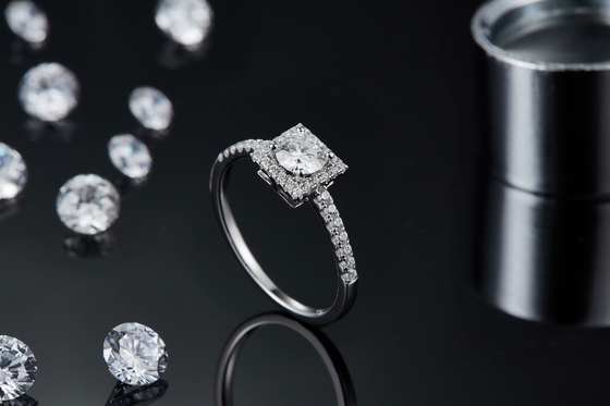 Les diamants carrés faits sur commande de Moissanite de conception de splendeur blanche pavent l'engagement pour des femmes sonnent