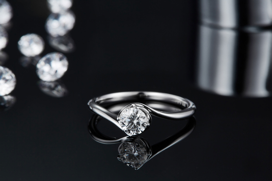 Le cru de Moissanite développé par laboratoire de carat de l'or blanc 14 a inspiré l'engagement Diamond Jewelry Ring de Moissanite
